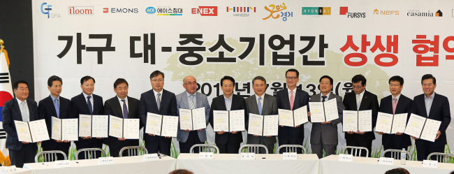 <YONHAP PHOTO-2890> 경기도-10대 가구기업, 중소기업 지원 협약 (성남=연합뉴스) 경기도는 13일 성남시 경기창조경제혁신센터에서 경기가구연합회 및 국내 10대 가구기업과 '대·중소기업 간 상생협력·동반성장을 위한 업무 협약'을 맺었다. 2015.7.13 <<경기도 제공>> kyoon@yna.co.kr/2015-07-13 17:41:54/ <저작권자 ⓒ 1980-2015 ㈜연합뉴스. 무단 전재 재배포 금지.>
<YONHAP PHOTO-2890> 경기도-10대 가구기업, 중소기업 지원 협약 (성남=연합뉴스) 경기도는 13일 성남시 경기창조경제혁신센터에서 경기가구연합회 및 국내 10대 가구기업과 '대·중소기업 간 상생협력·동반성장을 위한 업무 협약'을 맺었다. 2015.7.13 <<경기도 제공>> kyoon@yna.co.kr/2015-07-13 17:41:54/ <저작권자 ⓒ 1980-2015 ㈜연합뉴스. 무단 전재 재배포 금지.>