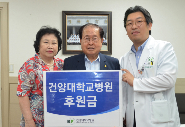 <YONHAP PHOTO-0852> "메르스 확산차단 고생" 1천만원 기부 (대전=연합뉴스) 지난 13일 대전 서구 건양대학교병원에서 건양대 의대 1회 졸업생의 어머니 한창옥(왼쪽)씨가 건양대병원에 발전후원금(1천만원)을 전달하고 김희수 총장·황원민 동문회장과 함께 기념사진을 찍고 있다. 한씨는 중동호흡기증후군(메르스) 확산 차단을 위해 애쓴 의료진에 감사의 마음을 전했다고 병원 측은 14일 설명했다. 2015.7.14 << 건양대학교병원 >> walden@yna.co.kr/2015-07-14 09:16:21/ <저작권자 ⓒ 1980-2015 ㈜연합뉴스. 무단 전재 재배포 금지.>
<YONHAP PHOTO-0852> "메르스 확산차단 고생" 1천만원 기부 (대전=연합뉴스) 지난 13일 대전 서구 건양대학교병원에서 건양대 의대 1회 졸업생의 어머니 한창옥(왼쪽)씨가 건양대병원에 발전후원금(1천만원)을 전달하고 김희수 총장·황원민 동문회장과 함께 기념사진을 찍고 있다. 한씨는 중동호흡기증후군(메르스) 확산 차단을 위해 애쓴 의료진에 감사의 마음을 전했다고 병원 측은 14일 설명했다. 2015.7.14 << 건양대학교병원 >> walden@yna.co.kr/2015-07-14 09:16:21/ <저작권자 ⓒ 1980-2015 ㈜연합뉴스. 무단 전재 재배포 금지.>
