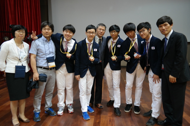 <YONHAP PHOTO-2940> 국제물리올림피아드서 한국학생 1위 휩쓸어 (서울=연합뉴스) 인도 뭄바이에서 7월 5∼12일 열린 2015년 '국제 46회 국제물리올림피아드'에서 한국 학생들이 개인 종합 1위, 이론 부문 1위, 실험 부문 1위를 모두 차지하는 쾌거를 이뤘다. 우리나라는 금메달 4개, 은메달 1개를 수상하며 종합 2위의 성적을 거뒀다. 왼쪽부터 조향숙(한국과학창의재단), 김재완(지도교수, 명지대학교), 김솔(경기과학고3), 김태형(서울과학고3), 전동렬(단장, 서울대학교), 김준휘(서울과학고2), 하현수(서울과학고3), 최서우(서울과학고3), 이무희(부단장, 건국대학교). 2015.7.13 << 미래창조과학부 제공 >> photo@yna.co.kr/2015-07-13 17:58:20/ <저작권자 ⓒ 1980-2015 ㈜연합뉴스. 무단 전재 재배포 금지.>
<YONHAP PHOTO-2940> 국제물리올림피아드서 한국학생 1위 휩쓸어 (서울=연합뉴스) 인도 뭄바이에서 7월 5∼12일 열린 2015년 '국제 46회 국제물리올림피아드'에서 한국 학생들이 개인 종합 1위, 이론 부문 1위, 실험 부문 1위를 모두 차지하는 쾌거를 이뤘다. 우리나라는 금메달 4개, 은메달 1개를 수상하며 종합 2위의 성적을 거뒀다. 왼쪽부터 조향숙(한국과학창의재단), 김재완(지도교수, 명지대학교), 김솔(경기과학고3), 김태형(서울과학고3), 전동렬(단장, 서울대학교), 김준휘(서울과학고2), 하현수(서울과학고3), 최서우(서울과학고3), 이무희(부단장, 건국대학교). 2015.7.13 << 미래창조과학부 제공 >> photo@yna.co.kr/2015-07-13 17:58:20/ <저작권자 ⓒ 1980-2015 ㈜연합뉴스. 무단 전재 재배포 금지.>