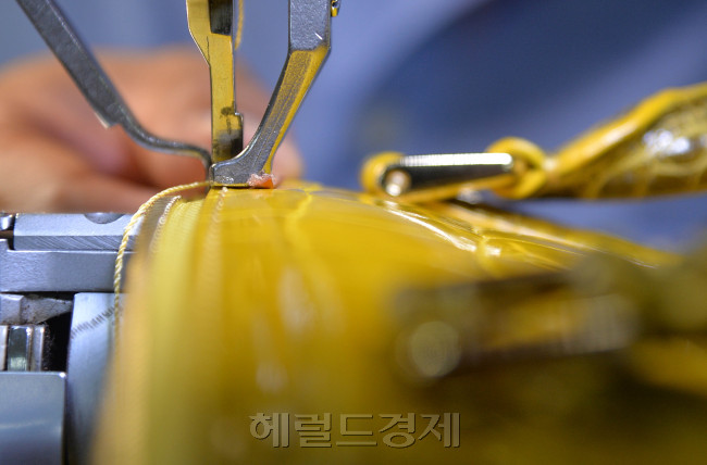 12. 재봉틀로 가방을 꿰매는 김정훈 사장.