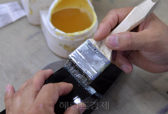 14. 본드로 가죽을 붙이는 김정훈 사장.