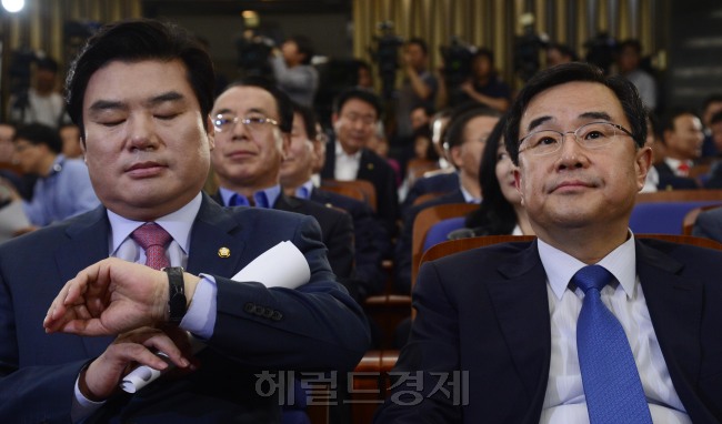 새누리당 새 원내 지도부로 추대된 원유철 원내대표와 김정훈 정책위의장이 14일 오전 서울 여의도 국회에서 의원총회를 갖고 있다. 박해묵 기자/mook@heraldcorp.com