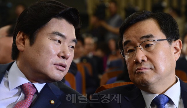 새누리당 새 원내지도부로 추대된 원유철 원내대표와 김정훈 정책위의장이 14일 오전 국회에서 열린 의원총회에서 대화를 나누고 있다.  박해묵 기자/mook@heraldcorp.com