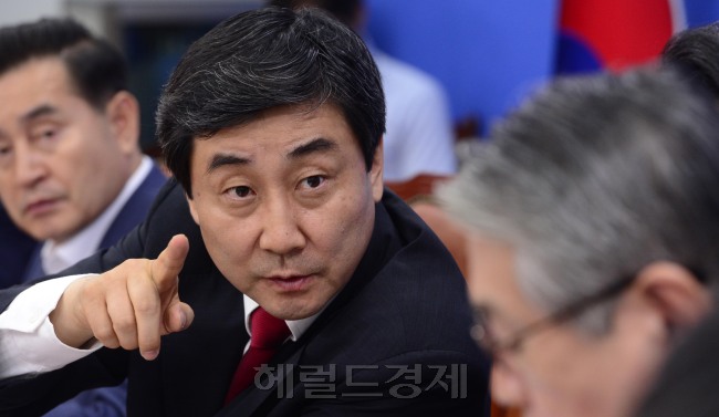 새정치민주연합 이종걸 원내대표가 14일 오전 서울 여의도 국회에서 추경관련 기자 간담회를 갖고 있다. 박해묵 기자/mook@heraldcorp.com