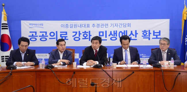 새정치민주연합 이종걸 원내대표가 14일 오전 서울 여의도 국회에서 추경관련 기자 간담회를 갖고 있다. 박해묵 기자/mook@heraldcorp.com