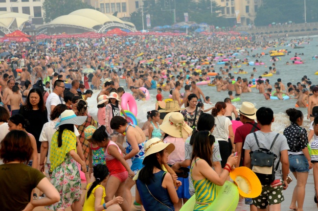 <YONHAP PHOTO-0695> (150713) -- QINGDAO , July 13, 2015 (Xinhua) -- A beach is crowded by people in Qingdao, east China's Shandong Province, July 13, 2015. Beaches in Qingdao were swarm by people in the heat wave that hit many parts in north China on Monday. (Xinhua/Feng Jie) (xcf)/2015-07-14 08:06:31/ <저작권자 ⓒ 1980-2015 ㈜연합뉴스. 무단 전재 재배포 금지.>