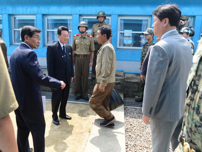 A North Korea sailor is handed over to the communist state at the inter-Korean border village of Panmunjeom on Tuesday. (Yonhap)