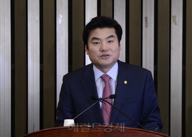 원유철 신임 원내대표가 지난 14일 의원총회에서 인사말을 하고 있다. 박해묵 기자/mook@heraldcorp.com