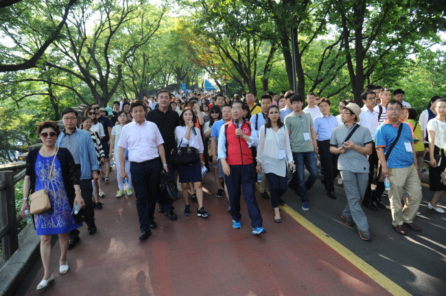 <YONHAP PHOTO-0087> 관광 안내자로 나선 박원순 시장 (서울=연합뉴스) 박원순 서울시장이 14일 서울 남산에서 1일 가이드로 중국인 관광객들에게 서울성곽길을 안내하고 있다. 2015.7.15 << 서울시 제공 >> jjaeck9@yna.co.kr/2015-07-15 01:31:33/ <저작권자 ⓒ 1980-2015 ㈜연합뉴스. 무단 전재 재배포 금지.>
<YONHAP PHOTO-0087> 관광 안내자로 나선 박원순 시장 (서울=연합뉴스) 박원순 서울시장이 14일 서울 남산에서 1일 가이드로 중국인 관광객들에게 서울성곽길을 안내하고 있다. 2015.7.15 << 서울시 제공 >> jjaeck9@yna.co.kr/2015-07-15 01:31:33/ <저작권자 ⓒ 1980-2015 ㈜연합뉴스. 무단 전재 재배포 금지.>