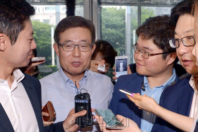 김봉영<왼쪽 두번째> 제일모직 사장은 15일 삼성사장단회의 참석 전 기자들에게 “표대결 양상이 박빙”이라며 “주주들의 현명한 판단을 기대하고 있다”고 말했다. 정희조 기자/checho@heraldcorp.com