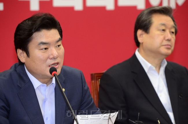 15일 오전 서울 여의도 국회에서 열린 새누리당 최고중진연석회의에서 원유철 신임 원내대표가 모두발언을 하고 있다.
박해묵 기자/mook@heraldcorp.com