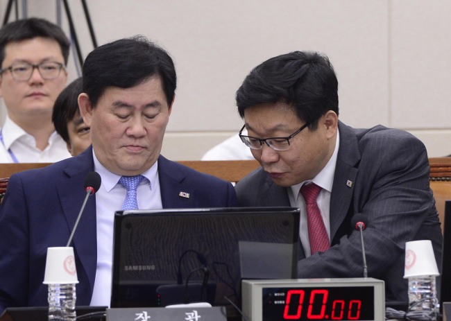 15일 오전 서울 여의도 국회에서 추경을 논의하기 위한 기획재정위원회가 열린 가운데 최경환(사진 왼쪽) 경제부총리가 주형환 기재부 1차관과 이야기를 나누고 있다.  박해묵 기자/mook@heraldcorp.com