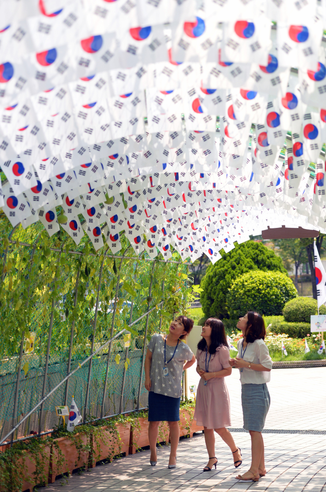 <YONHAP PHOTO-2328> 동대문구청 태극기 터널 (서울=연합뉴스) 서울 동대문구청이 광복 70주년을 기념하고자 광복절인 다음 달 15일까지 구청 광장에 태극기터널을 조성했다고 15일 밝혔다. 소형 태극기 약 500기가 매달린 터널 안으로 들어가면 온통 태극기로 뒤덮여 장관을 이루고 있다. 2015.7.15 << 동대문구청 제공 >> photo@yna.co.kr/2015-07-15 17:40:13/ <저작권자 ⓒ 1980-2015 ㈜연합뉴스. 무단 전재 재배포 금지.>
<YONHAP PHOTO-2328> 동대문구청 태극기 터널 (서울=연합뉴스) 서울 동대문구청이 광복 70주년을 기념하고자 광복절인 다음 달 15일까지 구청 광장에 태극기터널을 조성했다고 15일 밝혔다. 소형 태극기 약 500기가 매달린 터널 안으로 들어가면 온통 태극기로 뒤덮여 장관을 이루고 있다. 2015.7.15 << 동대문구청 제공 >> photo@yna.co.kr/2015-07-15 17:40:13/ <저작권자 ⓒ 1980-2015 ㈜연합뉴스. 무단 전재 재배포 금지.>
<YONHAP PHOTO-2328> 동대문구청 태극기 터널 (서울=연합뉴스) 서울 동대문구청이 광복 70주년을 기념하고자 광복절인 다음 달 15일까지 구청 광장에 태극기터널을 조성했다고 15일 밝혔다. 소형 태극기 약 500기가 매달린 터널 안으로 들어가면 온통 태극기로 뒤덮여 장관을 이루고 있다. 2015.7.15 << 동대문구청 제공 >> photo@yna.co.kr/2015-07-15 17:40:13/ <저작권자 ⓒ 1980-2015 ㈜연합뉴스. 무단 전재 재배포 금지.>