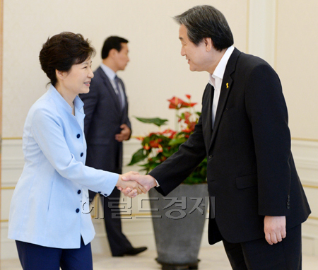 박근혜 대통령과 김무성 새누리당 대표가 16일 단독회동을 갖는다. 사진은 지난 4월 회동때의 모습.  [헤럴드경제DB]