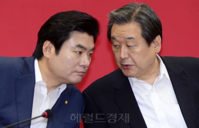 16일 오전 박근혜 대통령과 회동을 앞 둔 김무성 새누리당 대표와 원유철 원내대표가 최고위원회의에 참석해 이야기를 나누고 있다. 박해묵 기자/mook@heraldcorp.com