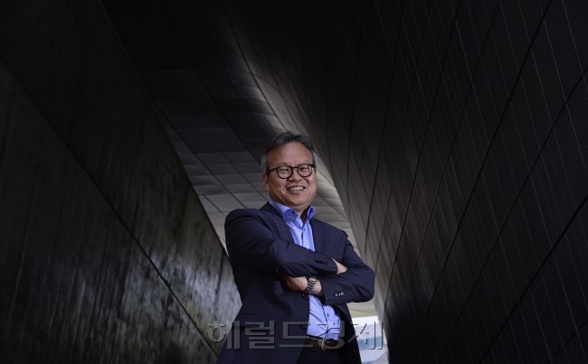 ‘젊음’을 강조하는 이근 대표는 “나도 교수지만 교수님들은 아이디어가 없다”면서 “아이디어가 있는 젊은 친구들을 많이 밀어줄 것”이라고 말했다. 파티 기획을 잘 한다거나 음악을 잘 만드는, 각 분야에 ‘엣지(Edge)있는 고수’들과 함께 DDP의 콘텐츠를 만들겠다는 것. “원래 일류 고수들은 밖으로 드러나지 않는 법인데 자신은 자꾸 언론 인터뷰에 나서고 있으니 슬슬 이류가 돼 가는 모양”이라며 웃었다. 사진=박해묵 기자/mook@heraldcorp.com