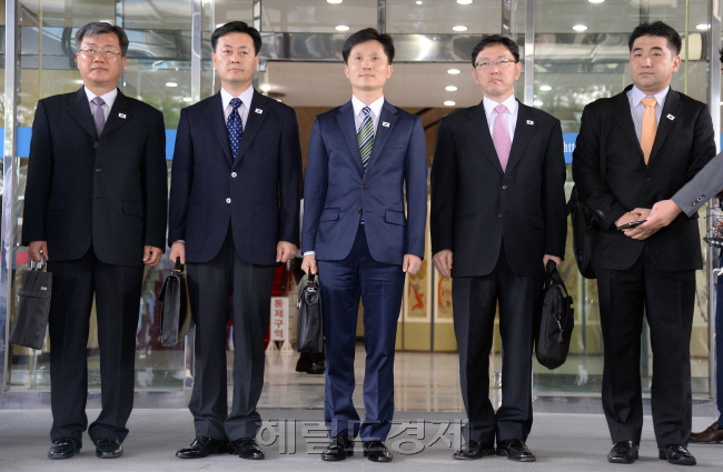 남북은 16일 개성공단에서 북측 근로자 최저임금 인상문제 등을 논의하기 위한 개성공단 남북공동위원회 제6차 회의를 열었다. 우리측 수석대표인 이상민(가운데) 통일부 남북협력지구발전기획단장은 개성공단 출발에 앞서 기자들과 만나 “개성공단의 발전적 정상화 차원에서 현안문제들을 협의하고 소기의 성과를 이루도록 노력하겠다”고 말했다. / 안훈 기자 rosedale@heraldcorp.com
