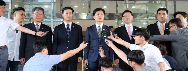 <YONHAP PHOTO-0903> 질문에 답하는 이상민 단장 (서울=연합뉴스) 최재구 기자 = 통일부 이상민 남북협력지구발전기획단장 등 개성공단 남북공동위원회 남측대표단이 16일 제6차 개성공단 공동위원회 회담에 참석하기 위해 서울 종로구 남북회담본부를 나서며 취재진의 질문에 답하고 있다. 2015.7.16 jjaeck9@yna.co.kr/2015-07-16 07:19:07/ <저작권자 ⓒ 1980-2015 ㈜연합뉴스. 무단 전재 재배포 금지.>