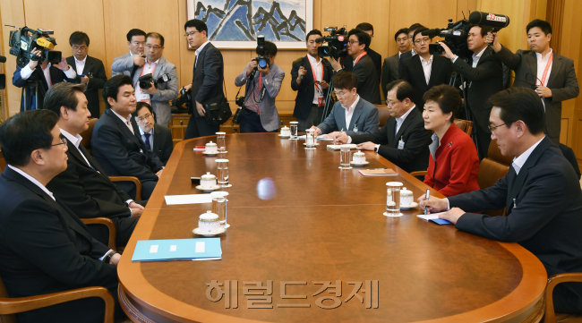 박근혜 대통령이 16일 청와대를 방문한 새누리당 김무성 대표 등 여당 지도부와 대화하고 있다. 안훈기자/rosedale@heraldcorp.com 2015.07.16