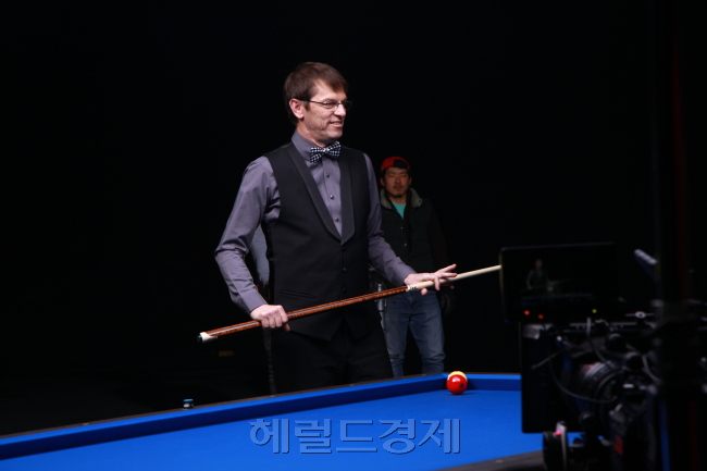 토브욘 블롬달이 국내에서 당구용품 CF 촬영에 임한 모습. 사진제공=가브리엘