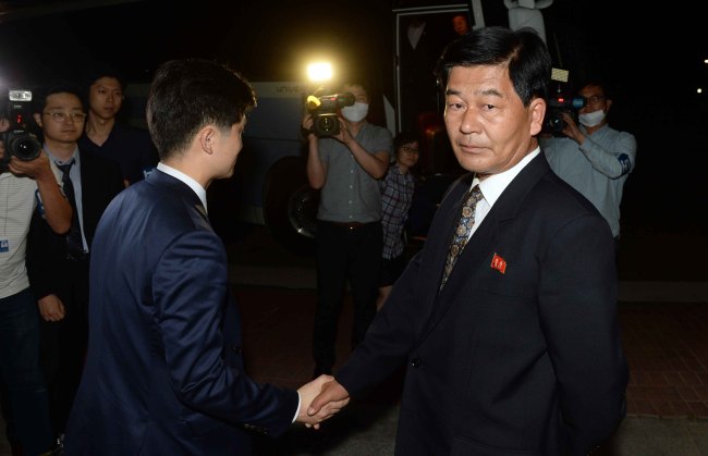 Lee Sang-min (left), director general of the inter-Korean cooperation district support division of Seoul’s Unification Ministry, shakes hands with Park Chol-su, vice director of the General Bureau of the Special Zone Development Guidance, after their meeting in the North’s border city of Gaeseong on Friday. (Yonhap)