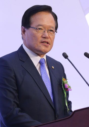 Rep. Chung Ui-hwa speaks at the parliament on Friday to commemorate the 67th Constitution Day. (Yonhap)