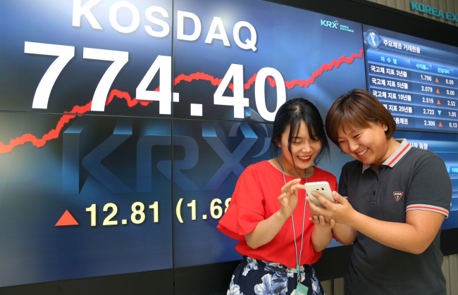 주식시장 가격변동폭이 30%로 확대된지 1달여가 지난 7월 16일, 코스닥지수가 774.40을 기록하며 장을 마감했다. 이날 코스닥지수는 연중최고치를 경신했으며, 시가총액도 210.9조원으로 사상 최고치를 다시썼다. [사진=한국거래소]
