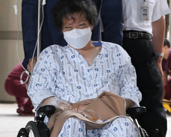 CJ chairman Lee Jay-hyun enters Seoul Appellate Court on wheel chair on Sept. 12, 2014. (Yonhap)