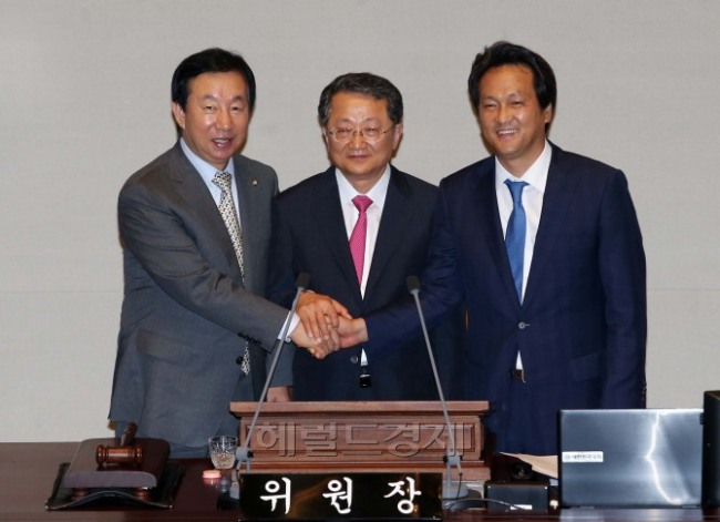 예산결산특별위원회 김재경 예결위원장(가운데)이 여야 간사인 새누리당 김성태(왼쪽), 새정치민주연합 안민석 의원(오른쪽)과 함께 손을 맞잡고 기념촬영을 하고 있다. 박해묵 기자/mook@heraldcorp.com
