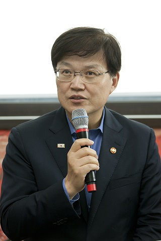 ICT Minister Choi Yang-hee talks at a press meeting held in Gwacheon Friday. (Yonhap)