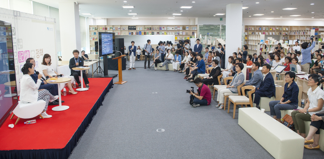 (From left) Former Justice Minister Kang Kum-sil, Seoul Mayor Park Won-soon, author Gong Ji-young and actor Kwon Hae-hyo speak during the opening ceremony of Yeogi, Korea’s first gender-themed library, in Seoul. (Yeogi)