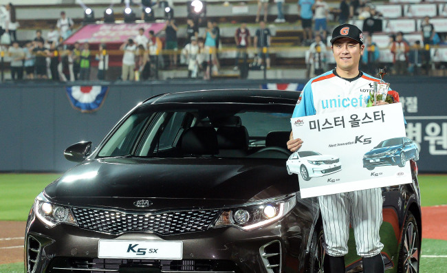THE NEW K5 OFFERED TO BASEBALL STAR — Baseball player Kang Min-ho of the Lotte Giants poses next to the new Kia K5 at the 2015 KBO League All-Star Game in Suwon, Gyeonggi Province, Saturday. Kang, who was selected as the MVP of the night, received the upgraded K5 sedan as part of his prize. (Kia Motors)