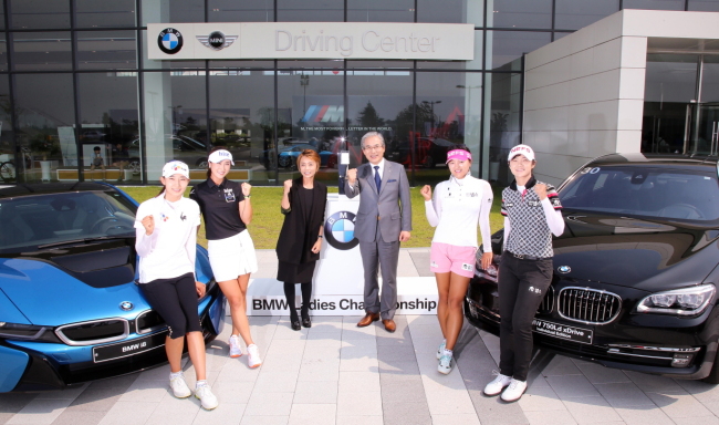 BMW GOLF SPONSPORSHIP -- BMW Korea CEO Kim Hyo-joon (middle) poses in front of the BMW i8 and BMW 7 Series -- awarded to the hole-in-one players at the BMW Ladies Championship 2015, which was held from July 16-19 in Incheon. The automaker handed out 1.2 billion won ($1 million) in prizes, with the champion taking home 300 million won and a BMW X5. (BMW Korea)
　