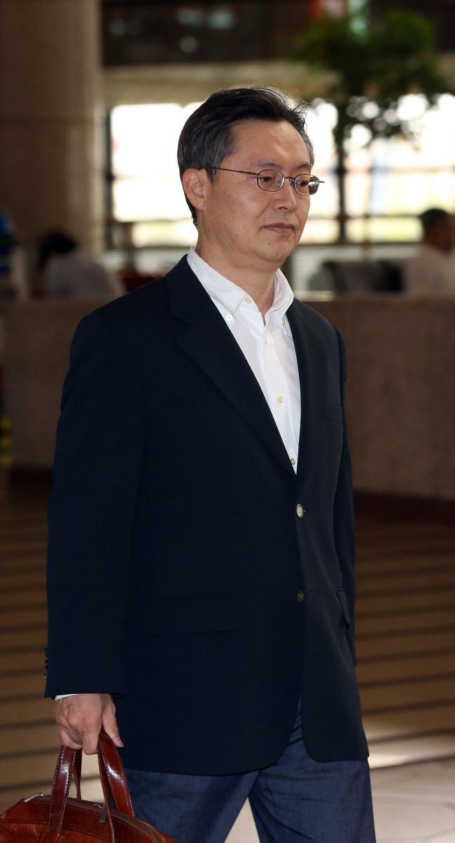 South Korea’s chief nuclear envoy Hwang Joon-kuk moves toward a customs clearance area to take his flight bound for China, at Gimpo International Airport in western Seoul on Sunday. (Yonhap)