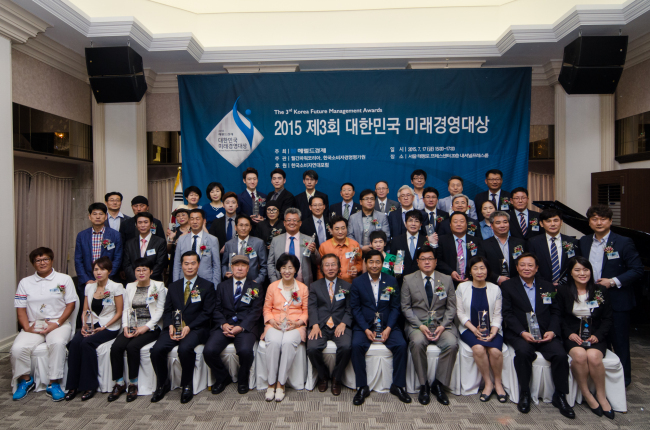 헤럴드경제(대표 이영만ㆍ앞줄 왼쪽에서 일곱번째)가 주최하고 월간파워코리아, 한국소비자경영평가원이 후원한 ‘2015 대한민국 미래경영대상’ 시상식이 지난 17일 오후 서울 프레스센터 20층 내셔널프레스클럽에서 열렸다. 이날 시상식에는 박춘희(앞중 왼쪽 여섯번째) 송파구청장을 비롯 자치단체장과 기업 및 단체 등 총 60여명이 부문별 대상을 수상했다.