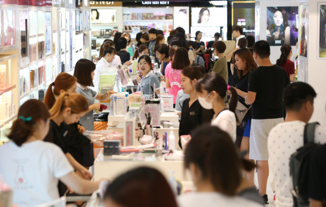 <YONHAP PHOTO-1549> 다시 붐비는 면세점 (서울=연합뉴스) 안정원 기자 = 서울시내 주요 면세점들이 여름할인 판매에 들어간 가운데 19일 오후 서울 중구 롯데면세점이 외국인 관광객과 해외 여행 준비객들로 붐비고 있다. 2015.7.19 jeong@yna.co.kr/2015-07-19 15:00:02/ <저작권자 ⓒ 1980-2015 ㈜연합뉴스. 무단 전재 재배포 금지.>