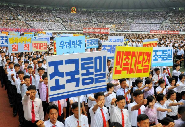 북한이 광복 70주년을 코앞에 두고 이중전술을 펼치는 모양새다. 북한은 정의화 국회의장의 남북 국회의장 회담과 국방부의 서울안보대화(SDD) 초청은 거부하면서도 8월15일을 맞아 민족통일대회를 열겠다면 남측 인사의 참가를 허용하겠다고 밝혔다. 남북관계 경색의 책임을 회피하면서 남남갈등을 야기하려는 의도로 풀이된다. 사진은 북한의 대규모 군중대회 모습  [헤럴드경제 DB]
