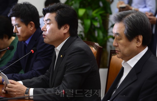 국정원 직원 자살로 해킹 의혹 논란이 파장을 일으키고 있는 20일 오전 서울 여의도 국회에서 새누리당 원유철 원내대표, 새정치민주연합 문재인 대표 등이 각 당의 지도부 회의에서 관련 발언을 하고 있다.
박해묵 기자/mook@heraldcorp.com