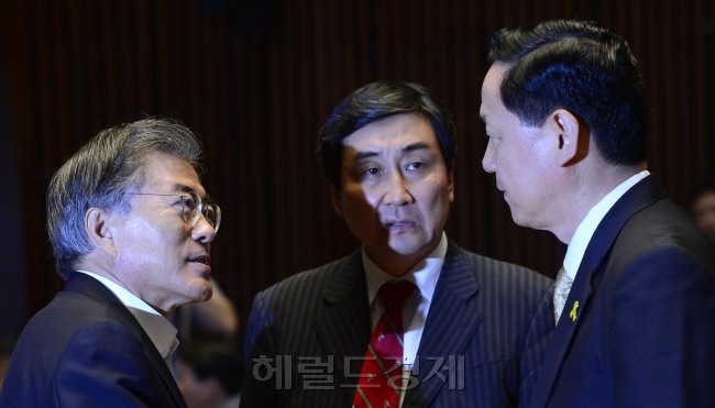 20일 오전 서울 여의도 국회 예결위회의장에서 새정치민주연합 의원총회가 열린 가운데 문재인 대표와 이종걸 원내대표가 의총에 앞 서 김상곤 혁신위원회 위원장과 의견을 나누고 있다. 박해묵 기자/mook@heraldcorp.com