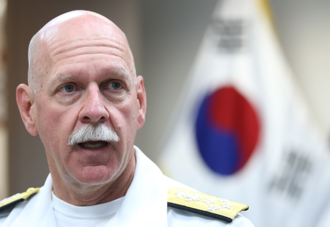 <YONHAP PHOTO-0903> 인터뷰하는 스콧 스위프트 미 태평양함대사령관 (서울=연합뉴스) 임헌정 기자 = 한국을 찾은 스콧 스위프트 미군 태평양함대사령관(해군 대장)이 20일 서울 용산 미군기지에서 연합뉴스 등 내외신과 인터뷰를 하고 있다. 2015.7.20 kane@yna.co.kr/2015-07-20 11:26:08/ <저작권자 ⓒ 1980-2015 ㈜연합뉴스. 무단 전재 재배포 금지.>
Adm. Scott Swift.    Yonhap