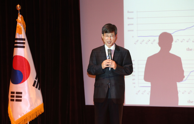 Lee Key-cheol, ambassador for Overseas Koreans and Consular Affairs at the ministry, speaks during a briefing on the MERS for foreign diplomats at Seoul’s Foreign Ministry in central Seoul on Monday. (Yonhap)