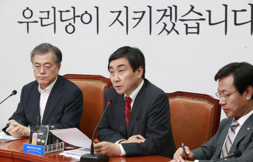 NPAD chair Rep. Moon Jae-in (left) and NPAD whip Rep. Lee Jong-kul (center) at the main opposition party's morning meeting, Monday. (Yonhap)