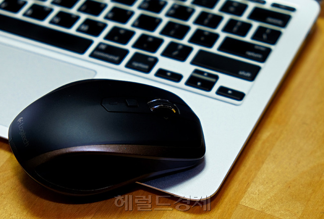 로지텍 ‘MX 애니웨어2’는 휴대성, 연결성, 편의성 3박자를 고루 갖춘 휴대용 마우스입니다. 가격은 8만9000원으로 유일한 단점이라고 볼 수 있습니다.