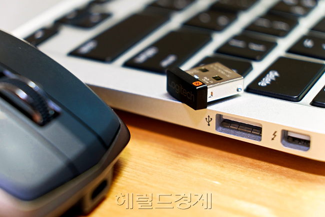 노트북에선 블루투스로 설정해도 되지만, 별도 연결과정이 귀찮다면 유니파잉 수신기를 꽂으면 그만이죠. 하단의 연결 버튼을 이용해 최대 3대를 기억시킬 수 있습니다.