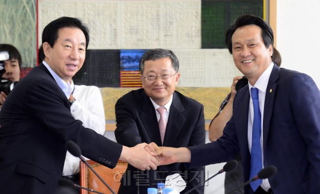 지난 20일 오전 서울 여의도 국회에서 예결위 추경안 심사 소위가 열린 가운데 여야간사인 김성태,안민석 의원이 김재경 소위원장과 회의에 앞 서 악수를 나누고 있다. 박해묵 기자/mook@heraldcorp.com