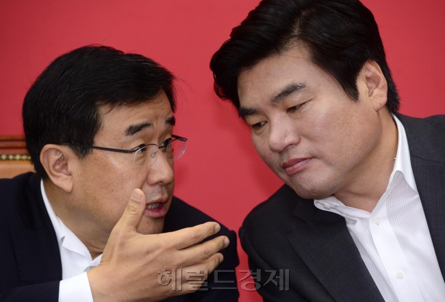 새누리당 원유철 원내대표가 21일 여의도 국회에서 열린 상임위원장ㆍ간사단 연석회의에서 김정훈 정책위의장과 귀엣말을 나누고 있다.
박해묵 기자/mook@heraldcorp.com