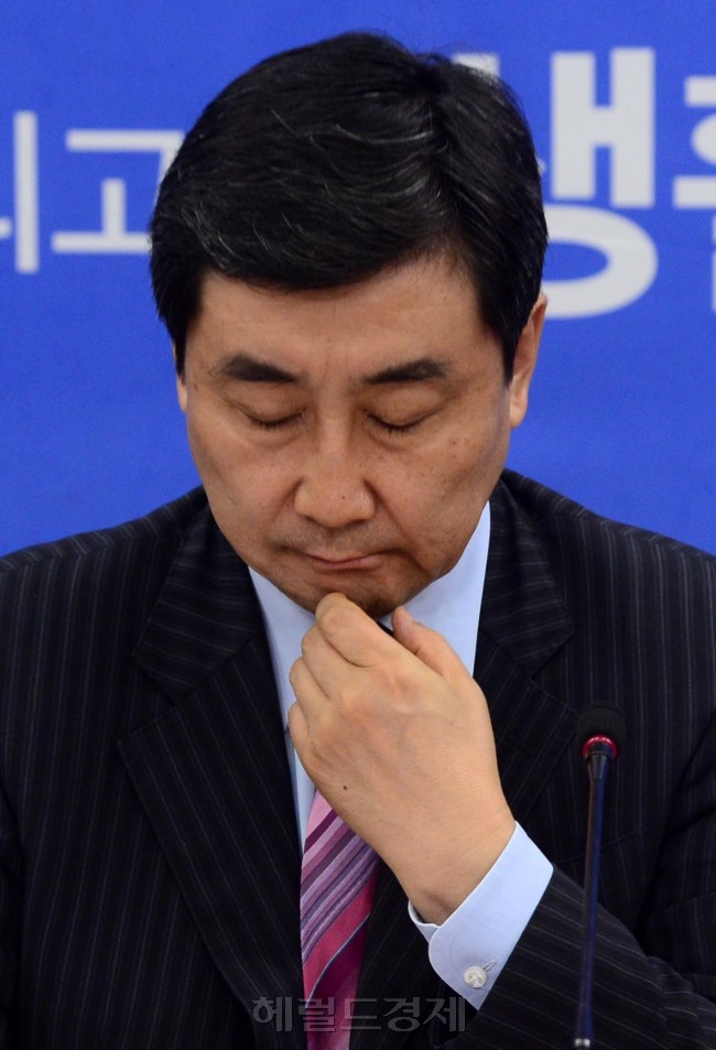이종걸 새정치민주연합 원내대표가 21일 오전 서울 여의도 국회에서 열린 원내대책회의에서 참석의원들의 현안발언은 경청하고 있다. 박해묵 기자/mook@heraldcorp.com