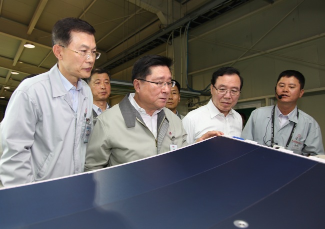 LG Display chief executive Han Sang-beom (second from left, front row) and Ahn Choong-young (second from right), chairman of the Korean Commission for Corporate Partnership, pay a visit to a production line of Osung Display, one of LG Display’s partners, in Yangju, Gyeonggi Province,  Tuesday.    LGD
LG Display chief executive Han Sang-beom (second from left, front row) and Ahn Choong-young (second from right), chairman of the Korean Commission for Corporate Partnership, pay a visit to a production line of Osung Display, one of LG Display’s partners, in Yangju, Gyeonggi Province,  Tuesday.    LGD