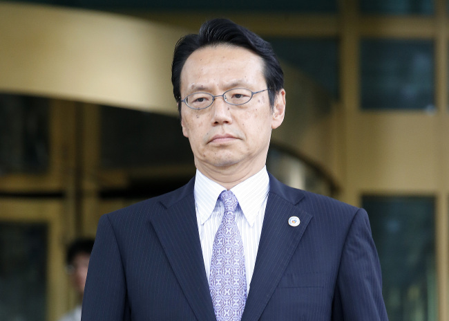 Kenji Kanasugi, minister and deputy chief of mission at the Japanese Embassy, walks out of the building of the South Korean Foreign Ministry in central Seoul Tuesday, after receiving Seoul’s protest over Tokyo’s claim to Dokdo in its defense whitepaper. (Yonhap)