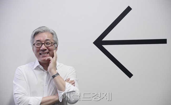 사진설명:김 장관은 포즈에 능했다. 사진기자의 말이 끝나기도 전에 몸이 알아서 척척 맞췄다. 찍는 사람이 뭘 요구하는지 아는 거다. 김 장관은 ‘장관의 정체성’도 그렇게 인식하고 있었다. 국가 문화융성이란 목표를 위해 필요한 자원들을 그는 착착 연결시켜나가고 있다.